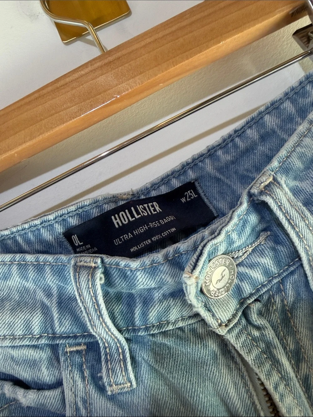 Hollister Ultra High rise baggy light wash denim jeans size 25L